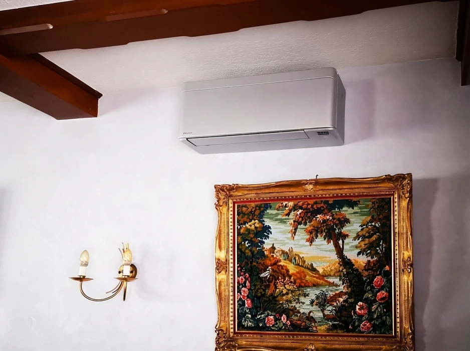 Intérieur rustique avec poutres apparentes, mur blanc