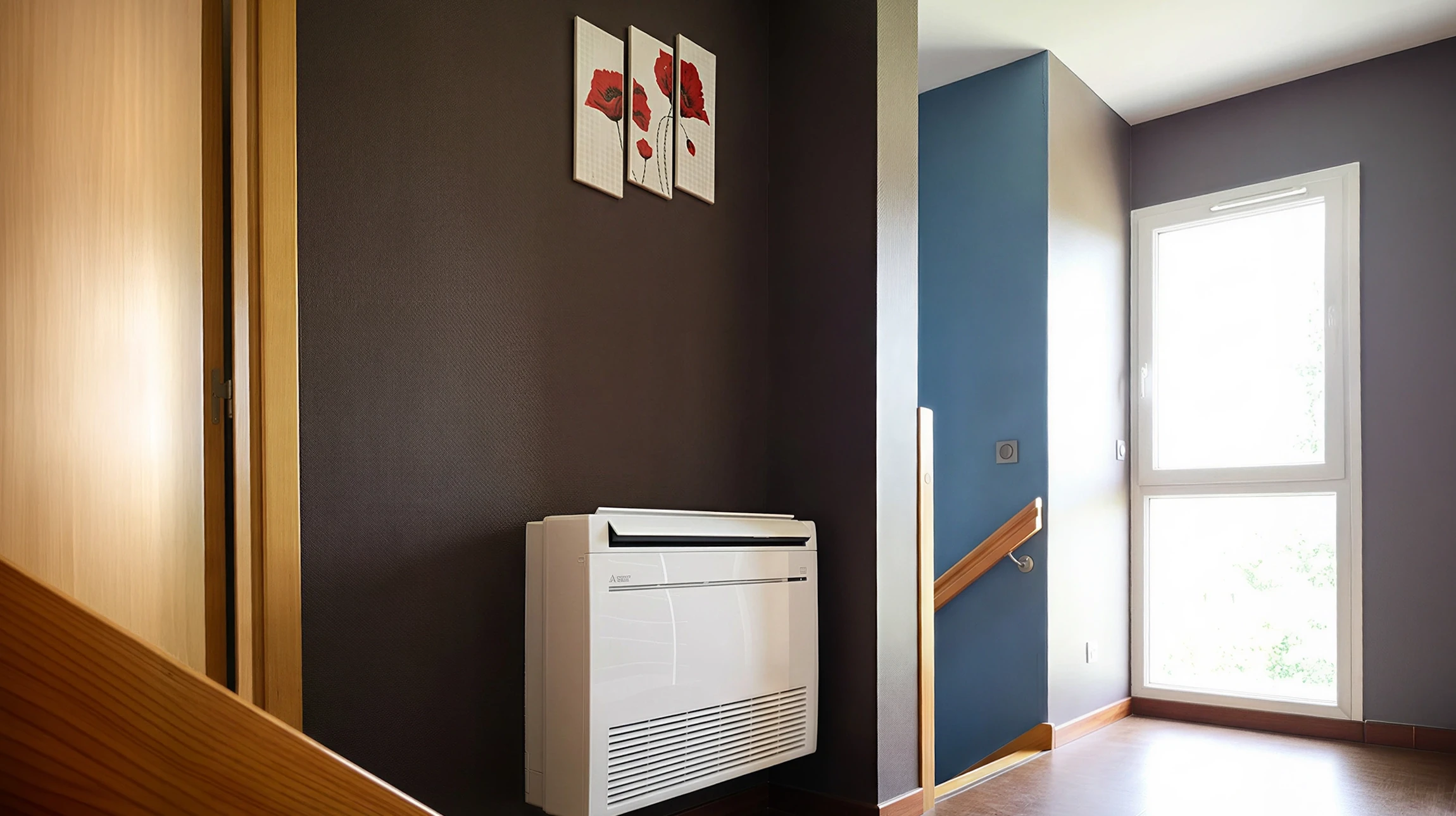 Intérieur résidentiel avec mur blanc et poutres en bois apparentes