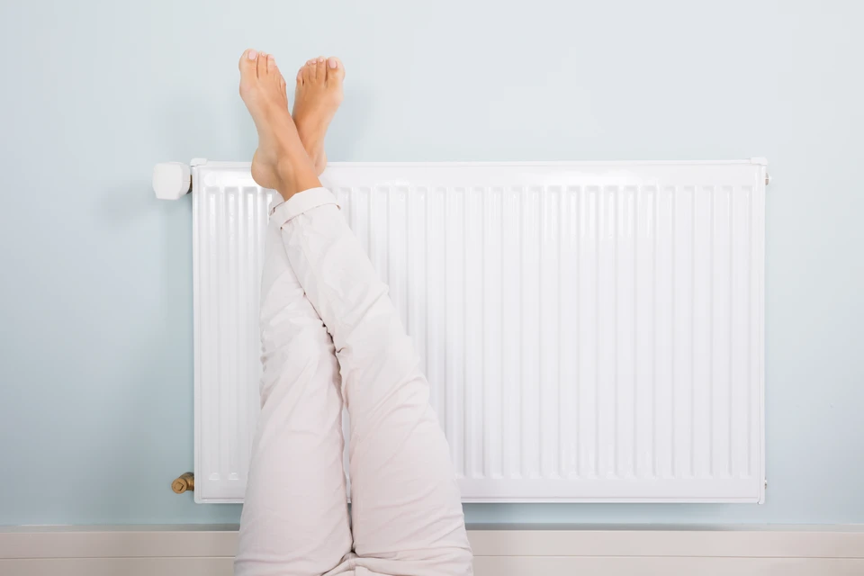 Intérieur résidentiel moderne avec radiateur à ailettes en aluminium blanc fixé au mur