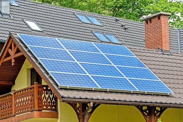 Pompes à chaleur et panneaux solaires à Strasbourg, Haguenau et Wissembourg : comment réduire vos factures d’énergie en 2025 ?