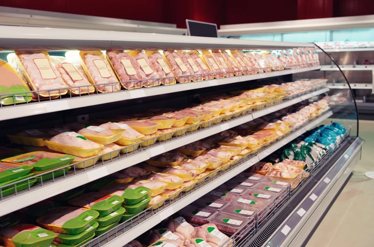 Rayon boucherie-charcuterie dans un supermarché avec présentoir réfrigéré à plusieurs niveaux